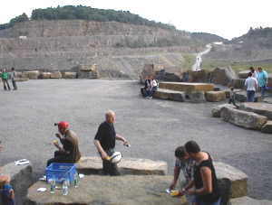 Steintische und Bänke vor der Schillathöhle