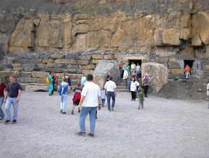 Verkleideter Eingang zur Schillathöhle